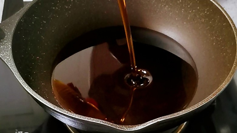 脆皮红糖油糕,起锅倒入适量的油