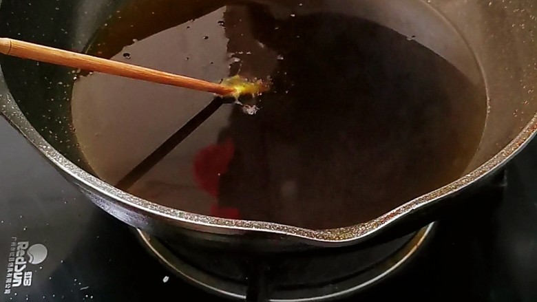 脆皮红糖油糕,大火烧至油温升高，放入筷子冒小泡即可改成小火