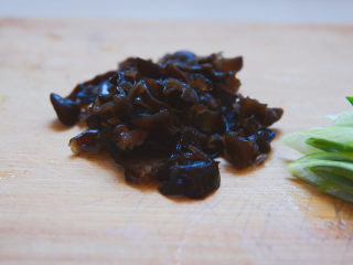 黄花菜炒肉丝,泡发好的黑木耳，切成细丝备用。