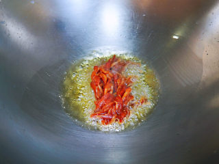 黄花菜炒肉丝,热锅凉油，小火烧热去掉生油味，加入肉丝