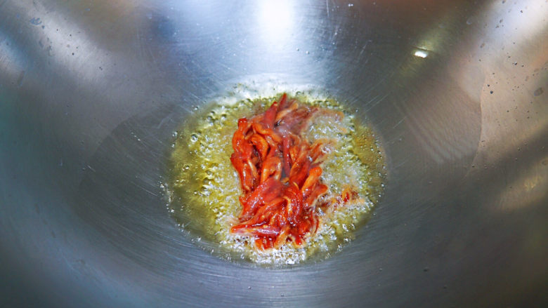 黄花菜炒肉丝,热锅凉油，小火烧热去掉生油味，加入肉丝
