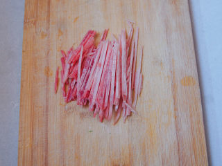 黄花菜炒肉丝,猪里脊肉切薄片，再切细丝