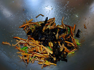 黄花菜炒肉丝,翻炒入味后加入黑木耳丝，煸炒均匀