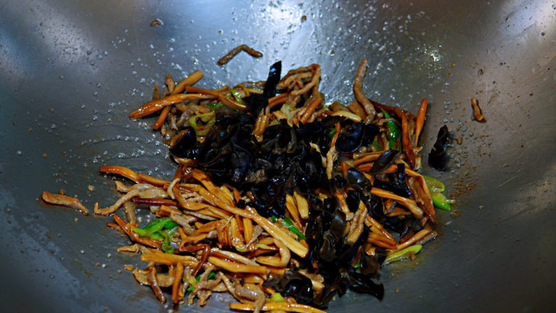 黄花菜炒肉丝,翻炒入味后加入黑木耳丝，煸炒均匀