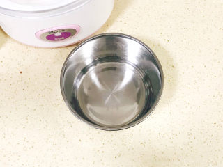 手工酸奶,做手工酸奶的器皿，一定要消毒杀菌，洗干净后，用开水烫一下，控干水分