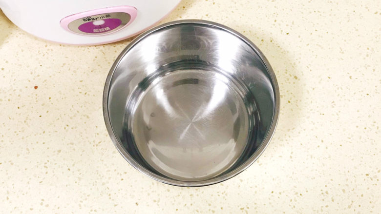 手工酸奶,做手工酸奶的器皿，一定要消毒杀菌，洗干净后，用开水烫一下，控干水分