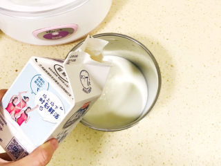 手工酸奶,再倒入四分之一的鲜牛奶