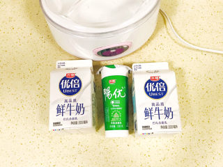 手工酸奶,准备好牛奶和发酵乳