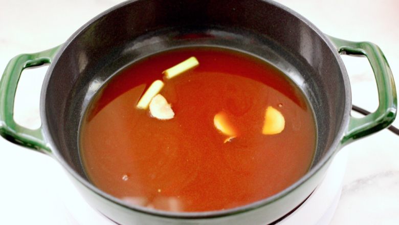 海鲜什锦时蔬火锅,锅中倒入适量的清水，倒入调制好的调料汁，放入葱姜。