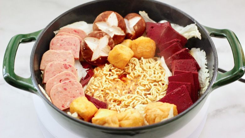 海鲜什锦时蔬火锅,上面分别码上猪血和午餐肉，<a style='color:red;display:inline-block;' href='/shicai/ 483'>油豆腐</a>和香菇。