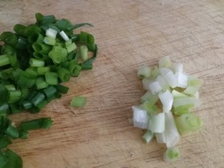 黄花菜炒肉丝,小葱葱白和葱绿分开切碎。