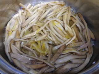 黄花菜炒肉丝,黄花菜开水里焯水半分钟，捞出备用。