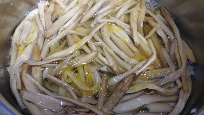 黄花菜炒肉丝,黄花菜开水里焯水半分钟，捞出备用。