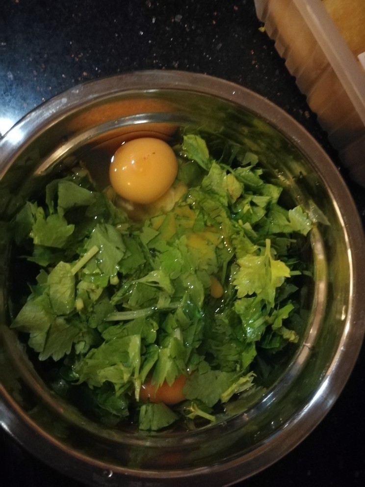 芹菜叶炒鸡蛋,打入鸡蛋