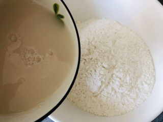味美多汁的大肉包,酵母水静置3-5分钟后，加入称量好的面粉里。