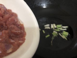 黄花菜炒肉丝,下肉翻炒至熟盛出