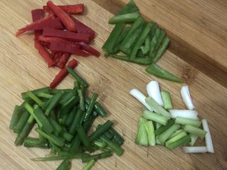 黄花菜炒肉丝,青红椒、葱切好，葱白叶分开