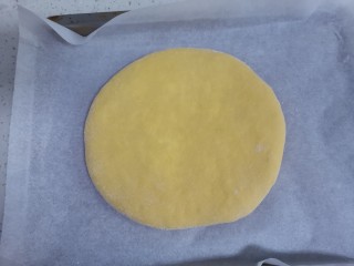 奶酪饼,反过来擀成饼，放在烤盘上，盖上保鲜膜二次发酵30分钟，可以放烤箱里开35度发酵