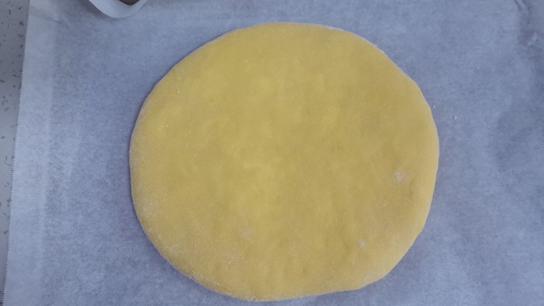 奶酪饼,反过来擀成饼，放在烤盘上，盖上保鲜膜二次发酵30分钟，可以放烤箱里开35度发酵