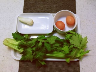 芹菜叶炒鸡蛋,食材准备好。
