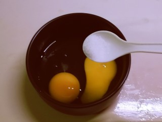 芹菜叶炒鸡蛋,鸡蛋敲入碗中，加入3克盐。