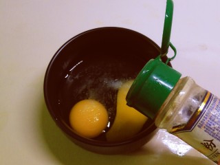 芹菜叶炒鸡蛋,放入胡椒粉去腥增香。