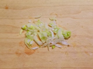 芹菜叶炒鸡蛋,葱切碎。