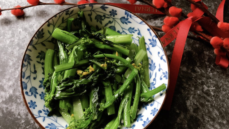 清炒菜心,绿叶菜不易炒太久，会破坏其中的维生素