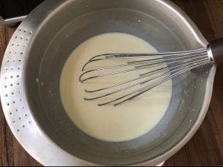 手工酸奶,充分搅拌让奶粉和菌粉完全溶解