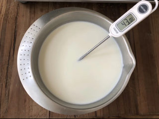 手工酸奶,再把剩余水倒入搅拌均匀，水温控制在40-45为佳
