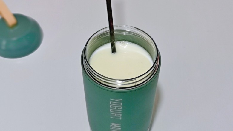 手工酸奶,用无油无水的小勺完全搅拌均匀，盖上盖子，链接电源启动标准酸奶制作，8-10小时即可。