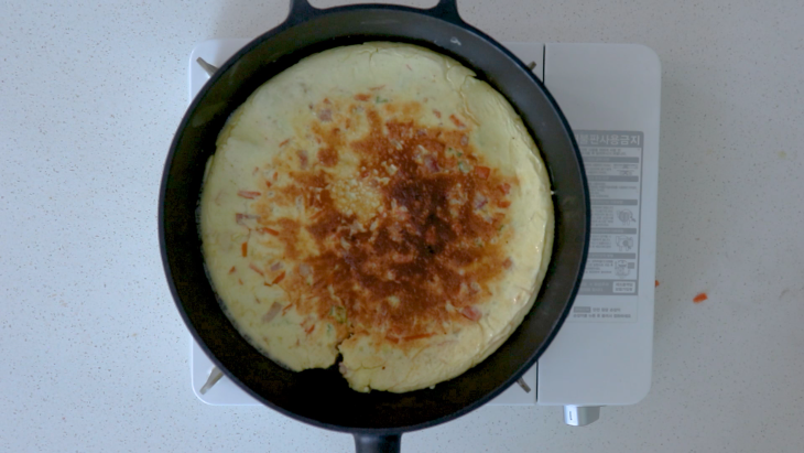 培根鸡蛋饼,面糊表面凝固后翻面再煎1-2分钟