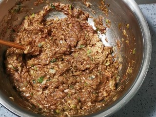 翡翠白菜饺子,顺着一个方向，一直搅拌到食材与调料完全融合，静置备用