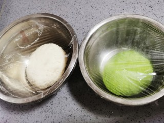 翡翠白菜饺子,白面团和绿面团盖上保鲜膜，密封松弛半个小时备用