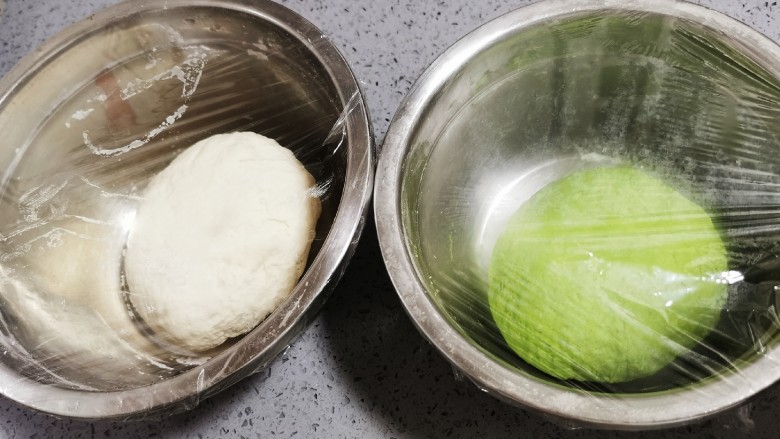 翡翠白菜饺子,白面团和绿面团盖上保鲜膜，密封松弛半个小时备用