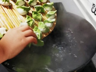 翡翠白菜饺子,开水锅里下入饺子，煮沸之后点两次凉水，一直到煮的饺子飘起即可出锅