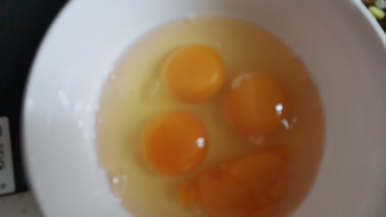 小葱炒鸡蛋,把鸡蛋打入碗中