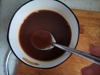红烧油豆腐,加入半碗水，搅拌均匀备用