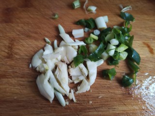 红烧油豆腐,大蒜拍碎，葱切碎
