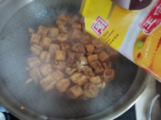 红烧油豆腐,加入适量的鸡精翻炒均匀即可出锅