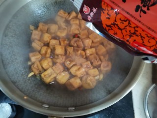 红烧油豆腐,炖至汤汁收干，加入适量的五香粉