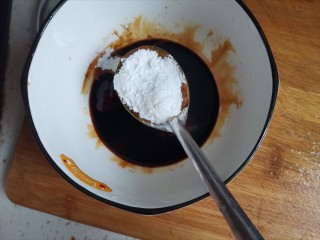 红烧油豆腐,加入一勺淀粉