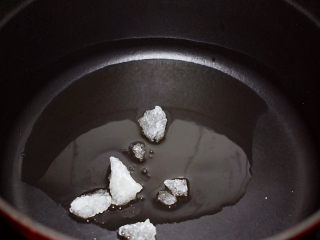 油豆腐烧肉,锅中倒入适量的食用油烧热，放入冰糖，小火翻炒至冰糖融化，变成焦黄色