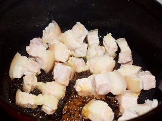 油豆腐烧肉,放入五花肉，翻炒至上糖色