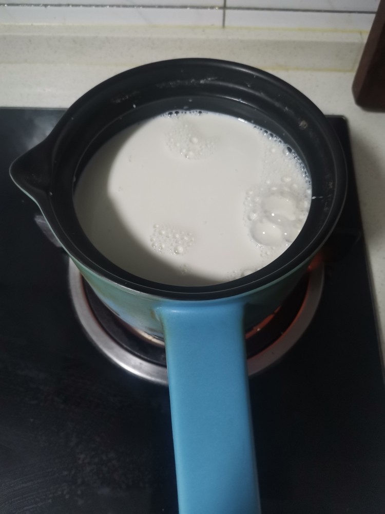 手工酸奶,牛奶放入锅中加热到40度左右，大概就是温热不烫的感觉