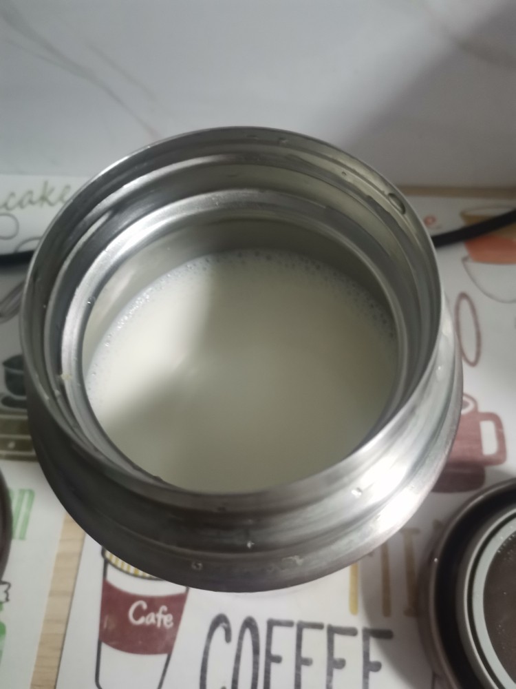 手工酸奶,把热好的牛奶放入提前预热的焖烧杯中