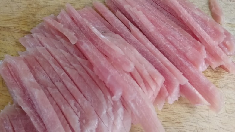 鱼香肉丝,冻过的里脊肉，切细条。