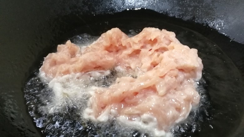 鱼香肉丝,热锅凉油，油5成热放入肉丝滑油（油比平时炒菜多一点）