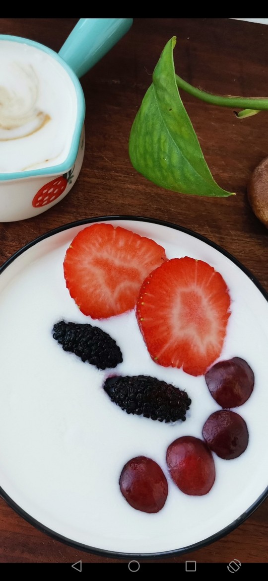 手工酸奶,放上准备好的水果做一个果味的酸奶