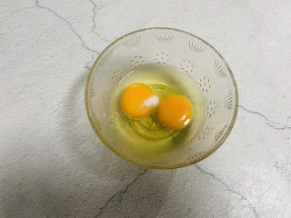 黄花菜炒鸡蛋,鸡蛋打入碗中加入少许盐